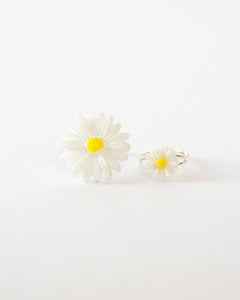 Tiny Daisy Ring Natural